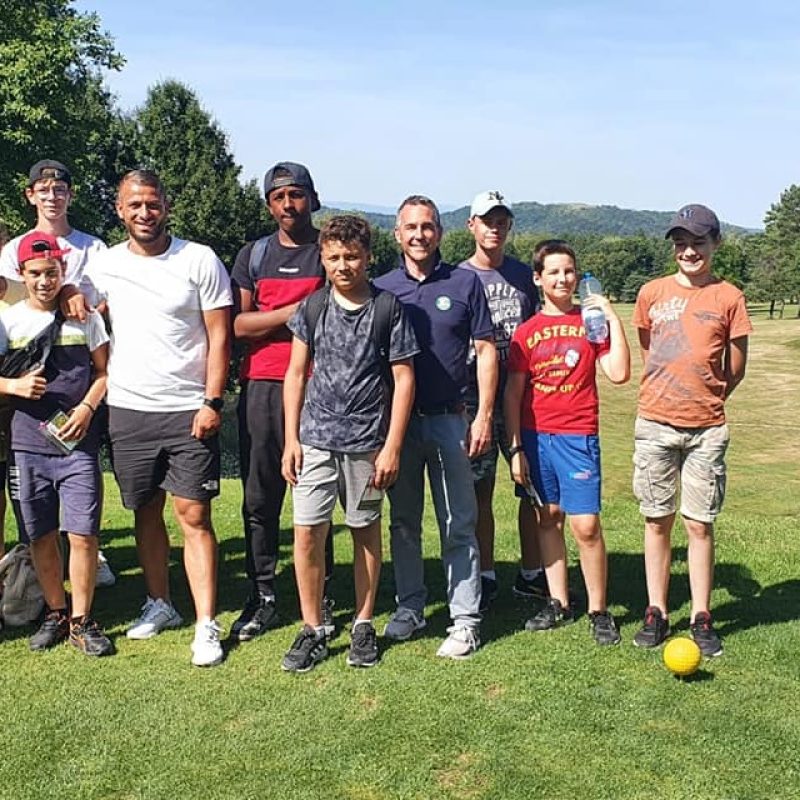 Groupe d'ados lors d'une sortie au golf avec le secteur jeune du Centre Social Maison Pour tous de Bavans (https://cs-mptbavans.fr)